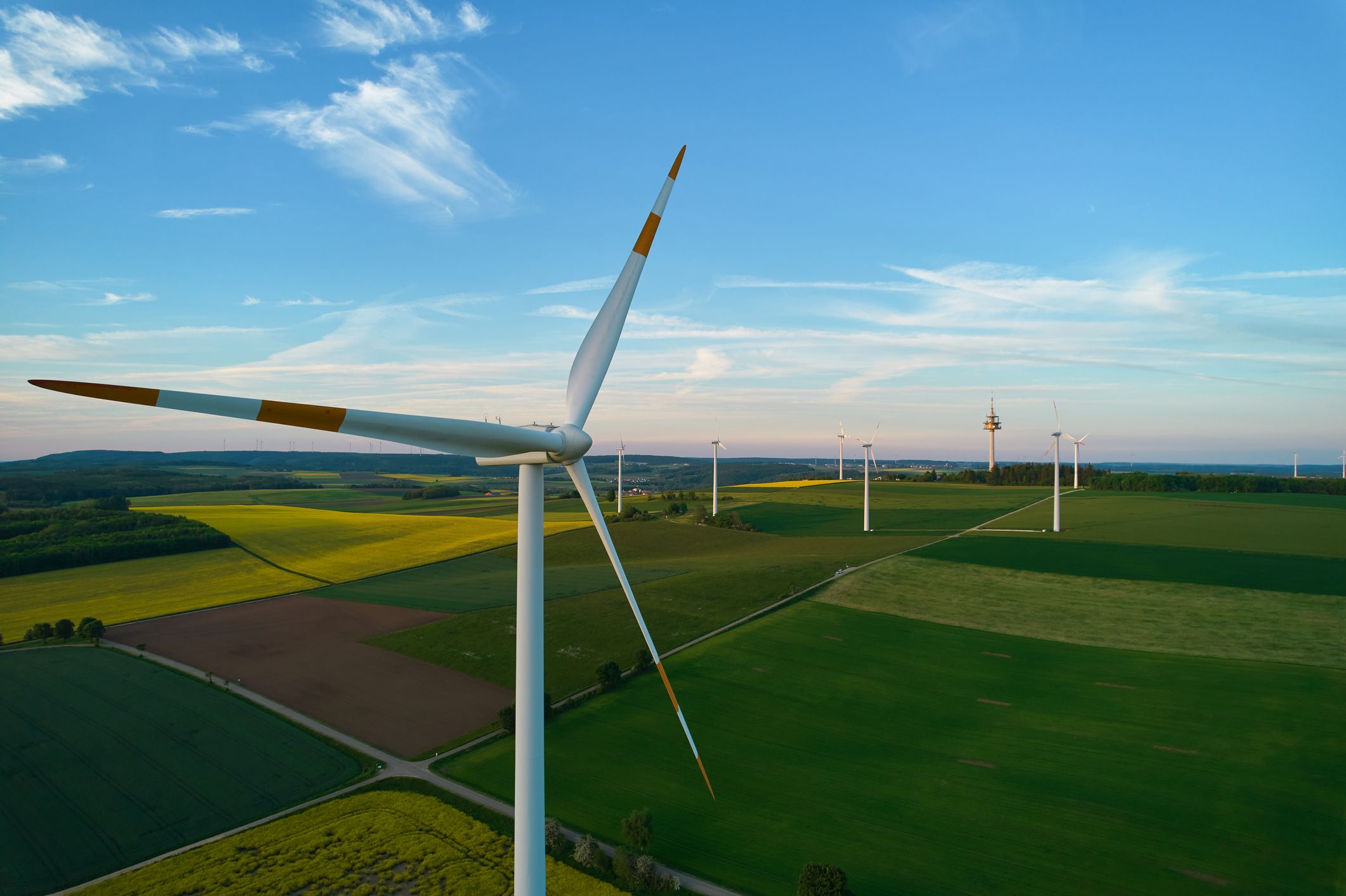 Windräder mit Ansicht auf mehrere Felder