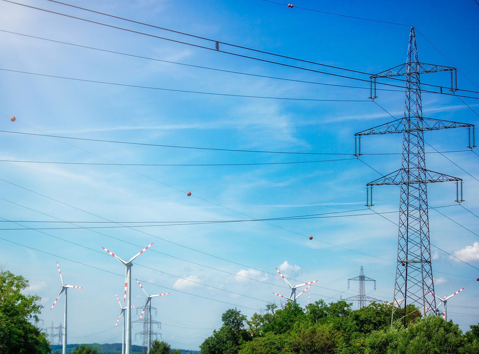 Hochspannungsleitung und Windräder in Südwestfalen