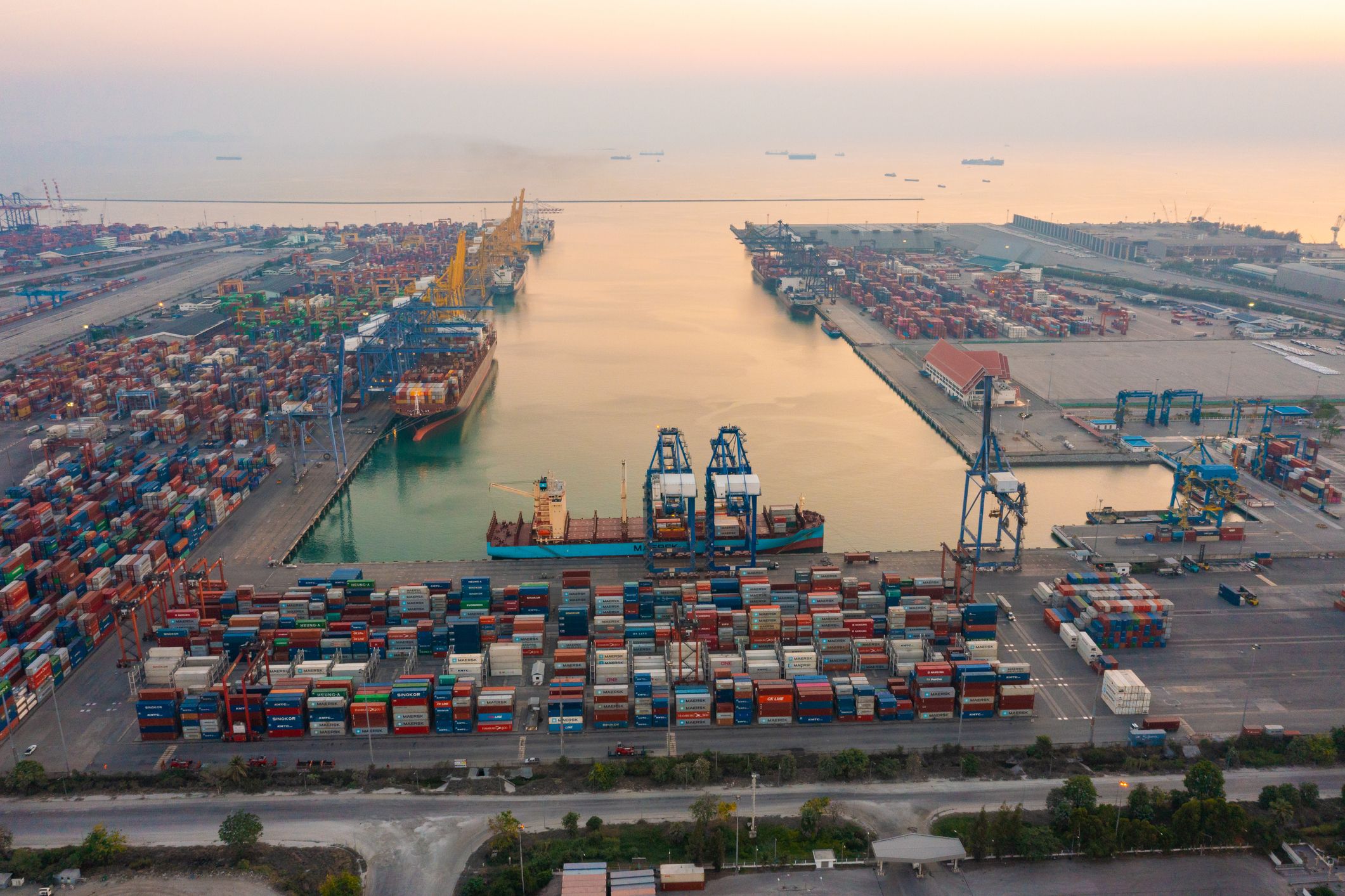 Containerhafen mit Containerschiffen