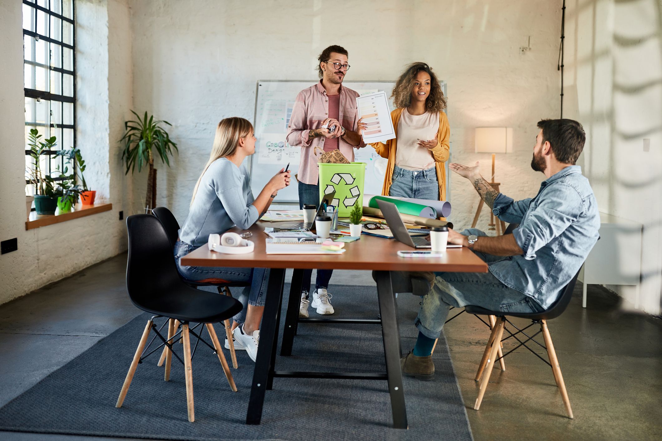 Kolleginnen und Kollegen in einer Diskussion im Büro