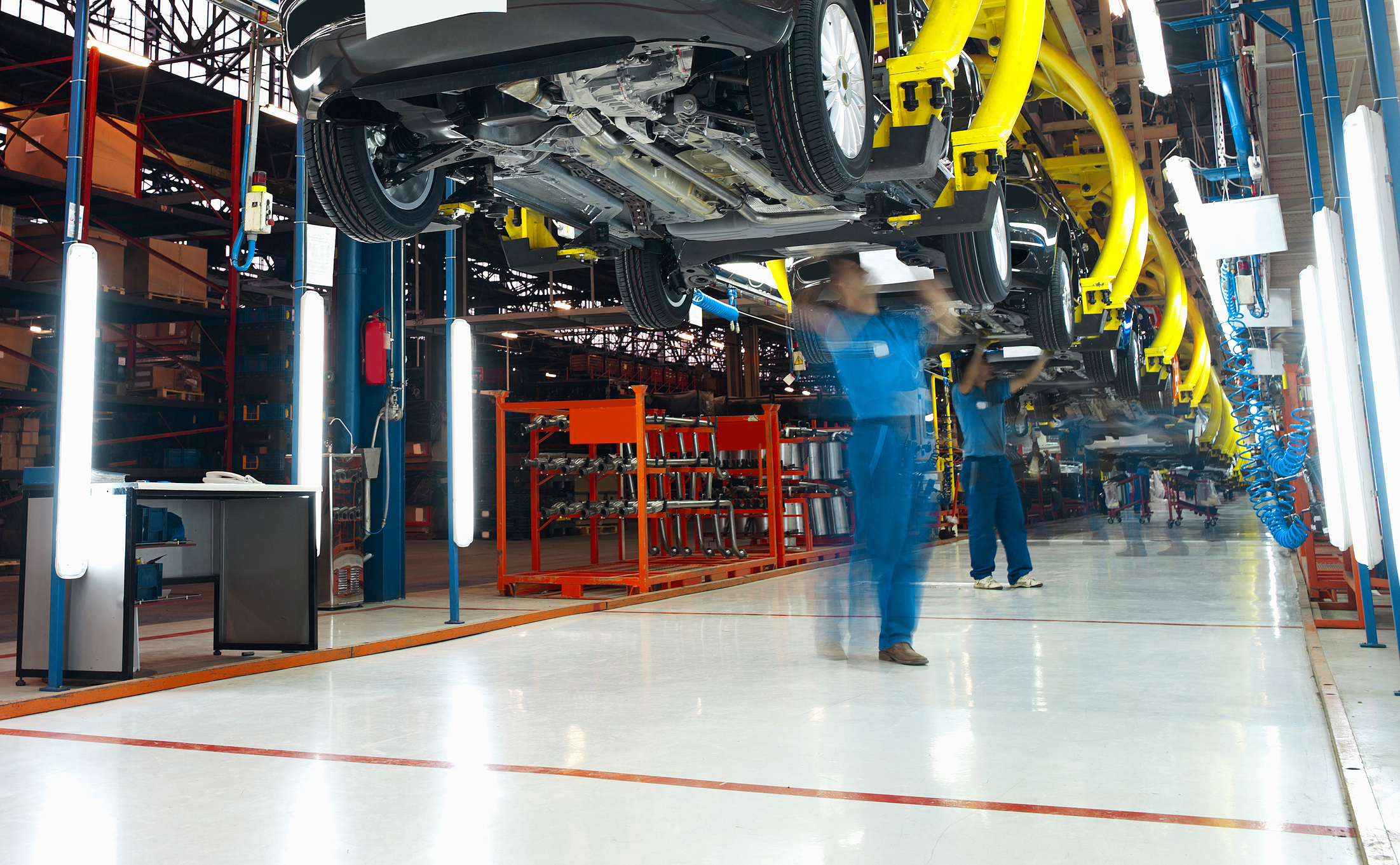Fabrikarbeiter am Fließband bei einem Autohersteller