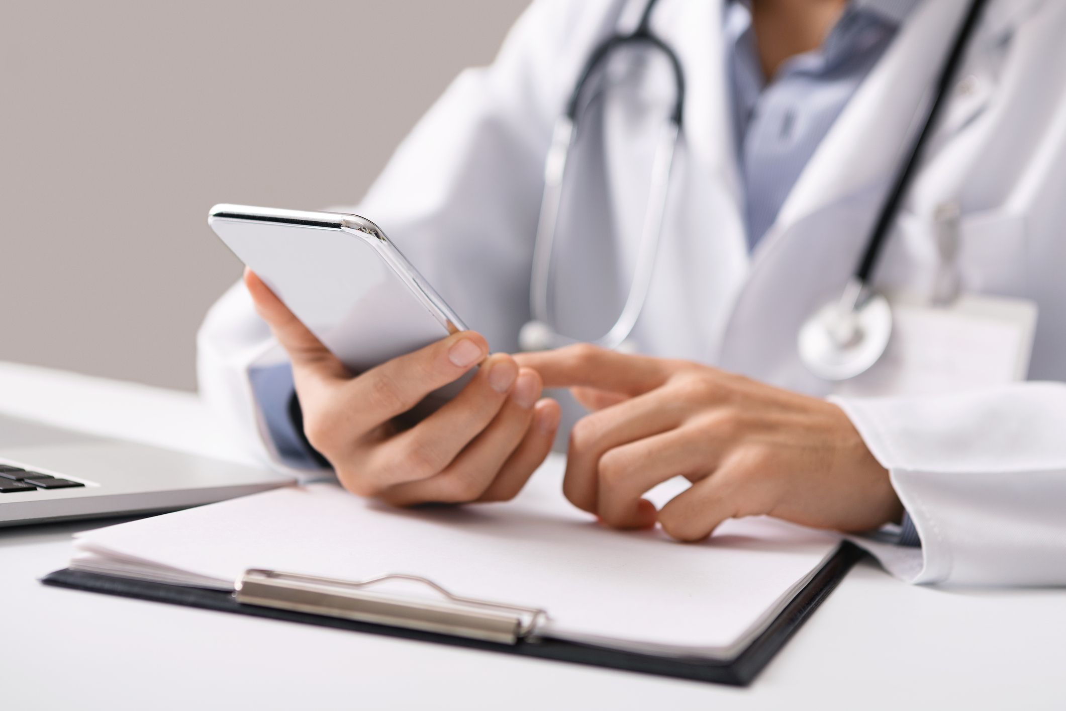 Arzt, der das Smartphone für digitale Gesundheitsanwendungen nutzt
