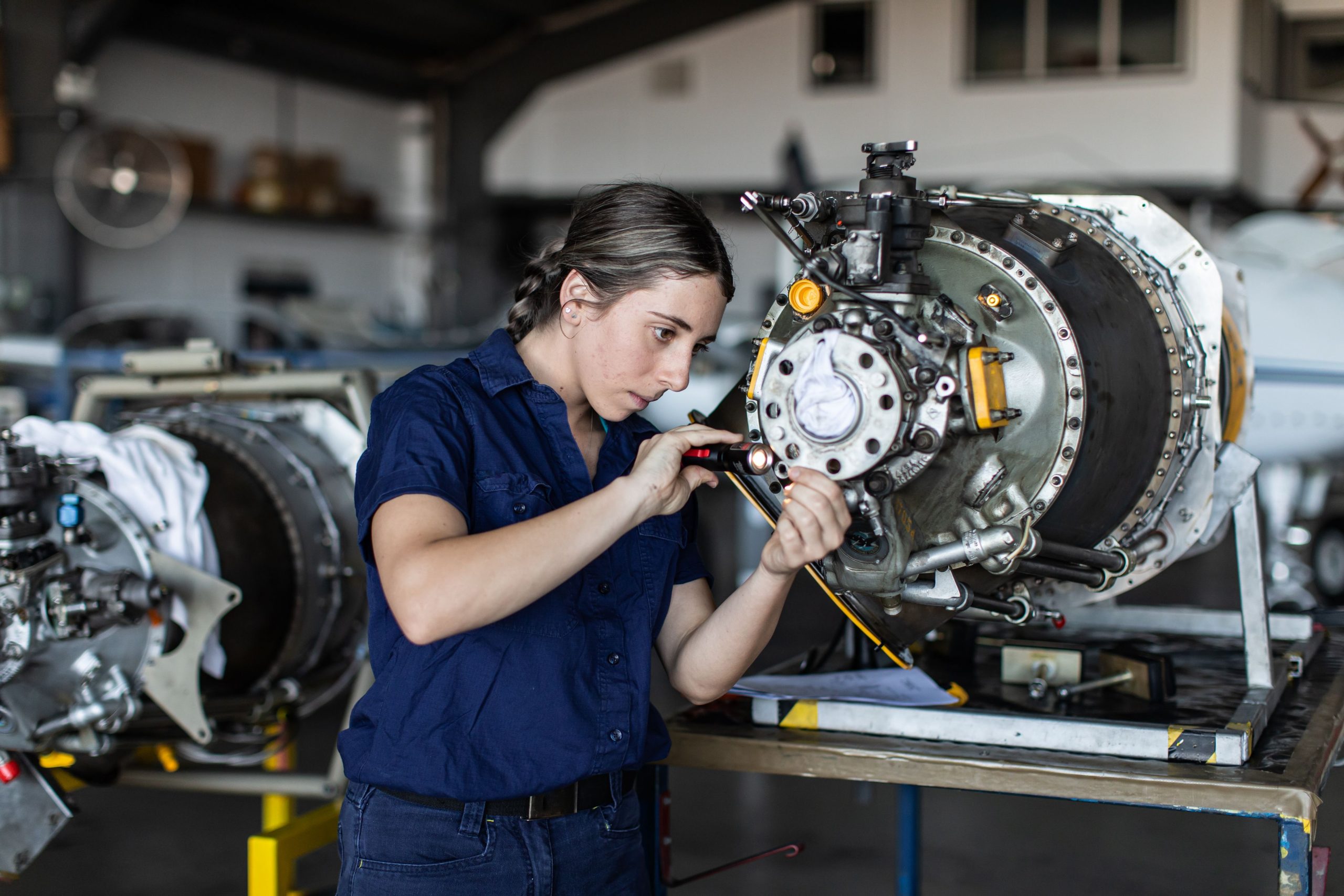 Mechanikerin bei der Arbeit an einem Motor