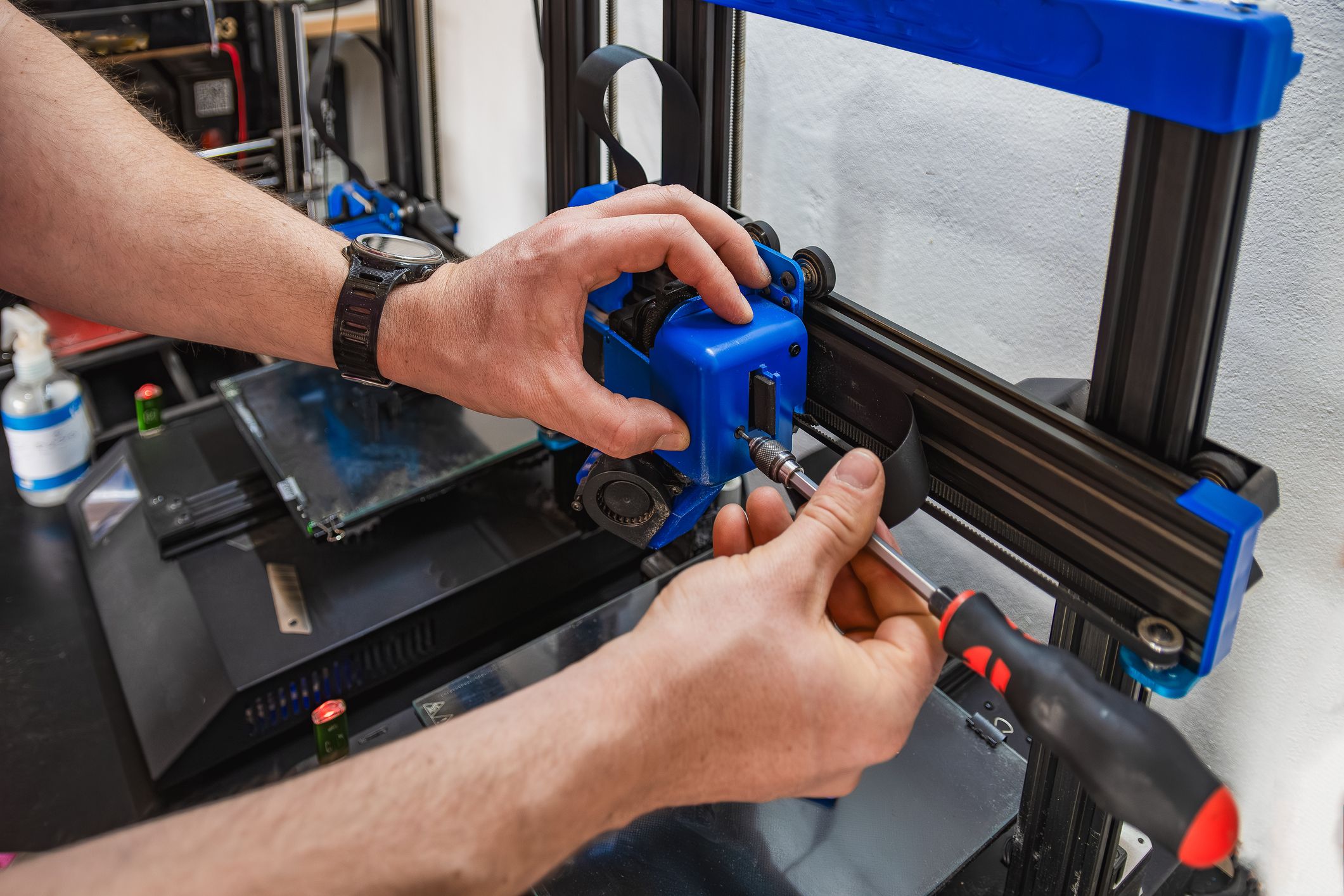 Techniker, der Anpassungen an einem 3D-Drucker vornimmt