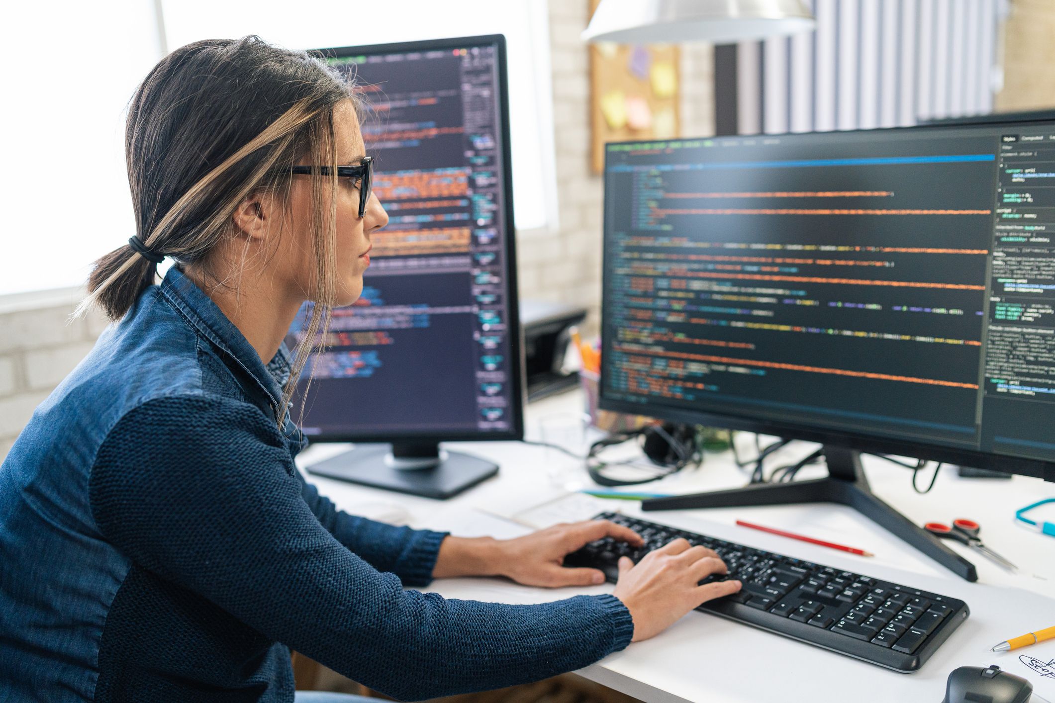 Mitarbeiterin in der IT am PC