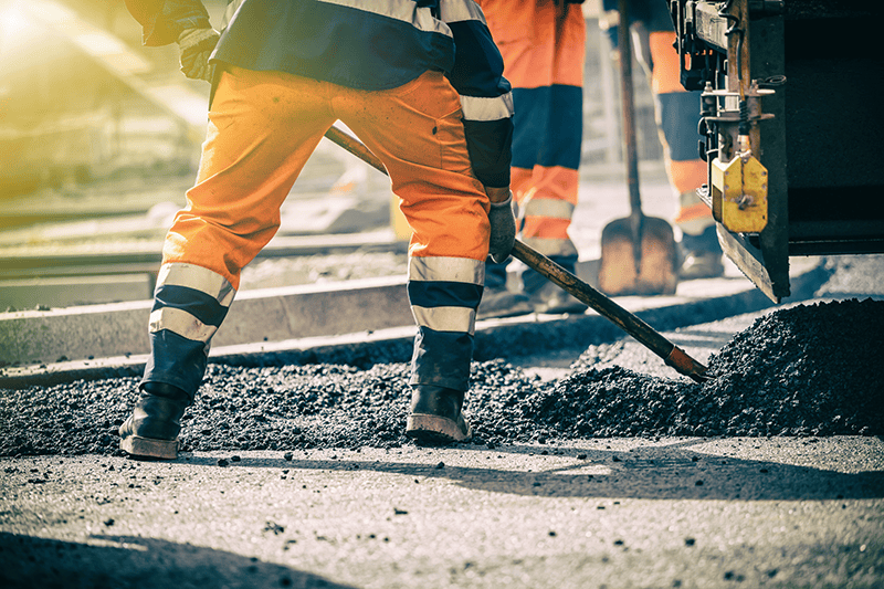 Bauarbeiter auf einer Straßenbaustelle