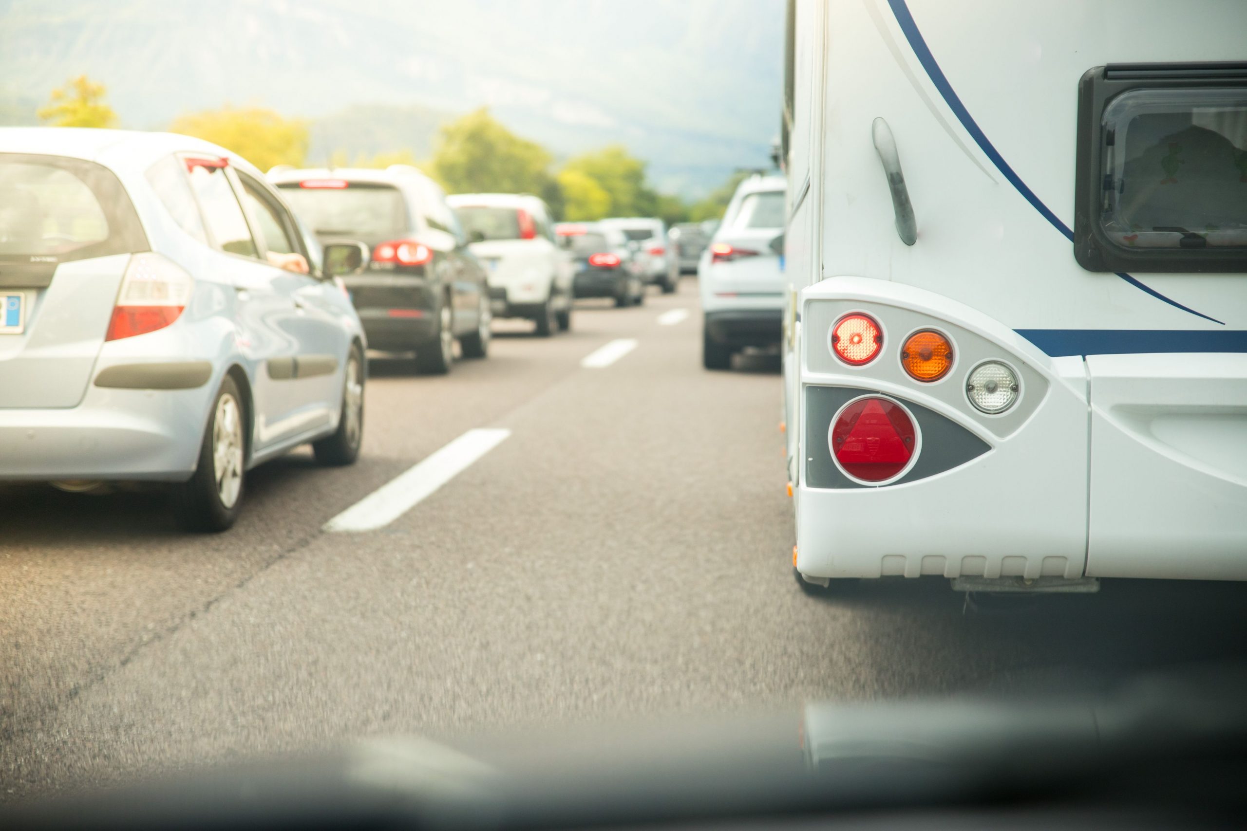 Hinteransicht eines Wohnmobils im Stau auf der Autobahn